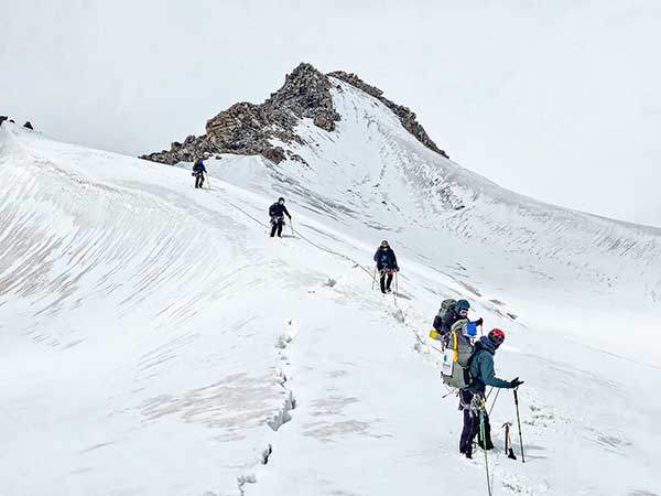 후이텐봉 등정 후 안자일렌을 하고 하산하는 대원들.