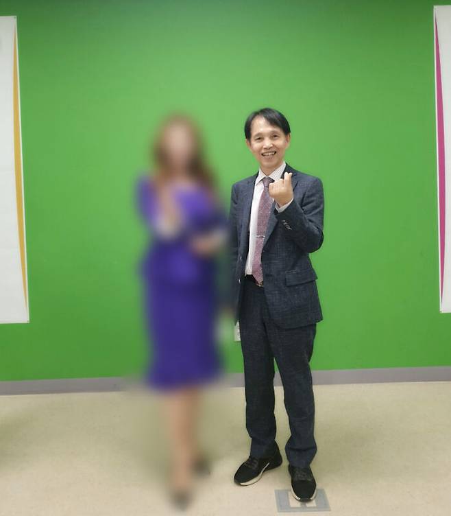 이광형 KAIST 총장이 부총장 시절 JMS 관련 모임에 참석해 강연한 뒤 참석자들과 포즈를 취하고 있다. (사진 제공 : 이해민의원실)