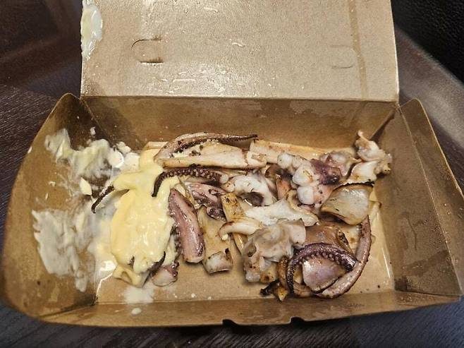 한 네티즌이 ‘제주 서귀포시 매일올레시장에서 판매되는 1만 5000원짜리 철판오징어를 구입했는데 양이 너무 적다’며 올린 사진. 보배드림 캡처