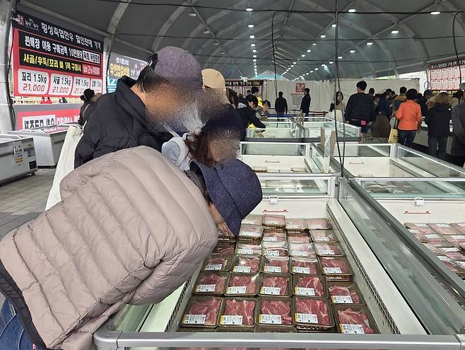 횡성한우축제장을 찾은 방문객들이 판매장에서 저렴하게 판매하는 횡성한우를 고르고 있다. 배상철 기자
