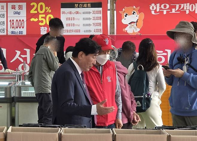 김명기 횡성군수가 횡성한우축제장을 둘러보며 점검하고 있다. 배상철 기자