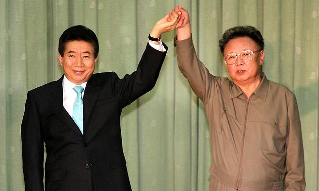 지난 2007년 10월 4일 노무현 대통령과 김정일 국방위원장이 평양 백화원 영빈관에서 남북공동선언문에 서명하고 손잡은 모습. 청와대 사진기자단