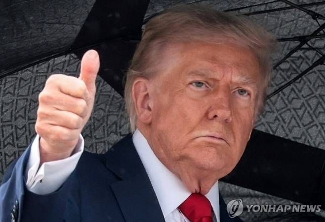 도널드 트럼프 미국 대통령이 12일(현지시간) 중동 방문을 위해 워싱턴DC 인근의 앤드루스 공군기지에서 에어포스원(대통령 전용기)에 탑승하고 있다. 로이터 연합뉴스