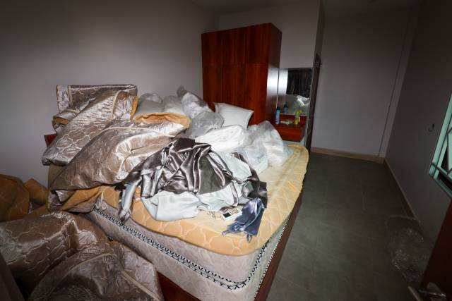 22일(현지시간) 캄보디아 프놈펜 외곽에 위치한 한 범죄단지 건물 내부에 생활흔적이 남아있다. 2025.10.22. 연합뉴스