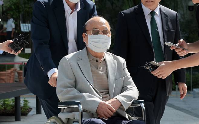 이봉관 서희건설 회장이 지난 2일 서울 종로구 KT광화문빌딩에 마련된 김건희 여사 관련 의혹을 수사하는 민중기 특별검사팀 사무실에 출석하고 있다. ©연합뉴스