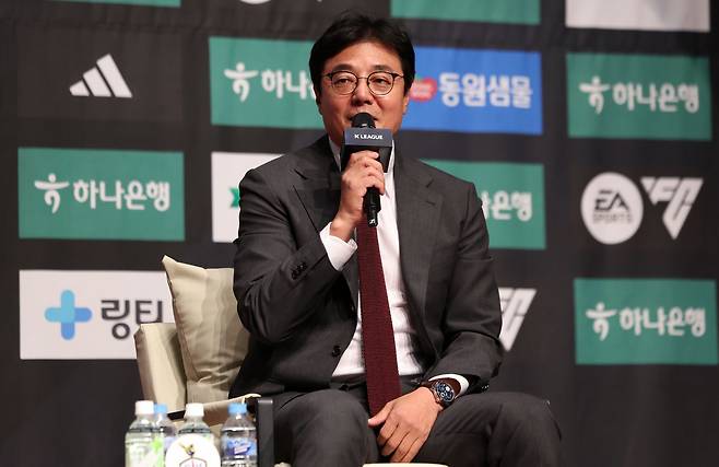 황선홍 대전하나 감독이 22일 서울 마포구 누리꿈스퀘어에서 열린 ‘하나은행 K리그1 2025 파이널라운드 미디어데이’에서 취재진과 팬들의 질의에 응답하고 있다. 황 감독은 파이널A에서 최소 3승을 수확해 2위로 시즌을 마쳐 구단 역대 최고 성적 달성과 ACL 진출권 획득을 모두 잡겠다는 의지다. 뉴시스