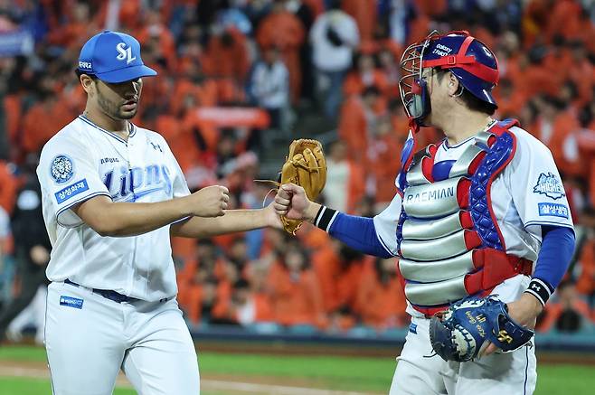 삼성 가라비토(왼쪽)는 22일 한화와 PO 4차전에 구원등판해 2이닝 무실점의 호투로 팀의 7-4 승리를 이끌고 KBO리그 PS 첫 승리를 맛봤다. 7회초를 실점 없이 넘긴 뒤 강민호와 하이파이브하는 가라비토. 대구｜뉴시스