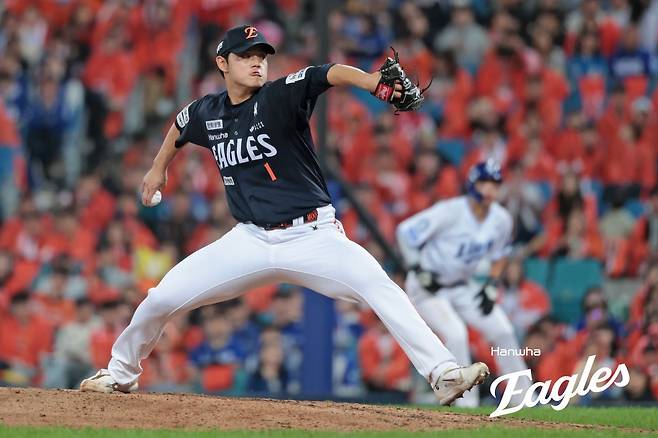 한화 문동주가 21일 대구삼성라이온즈파크에서 열린 ‘2025 신한 SOL 뱅크 KBO PS’ 삼성과 PO 3차전에 등판해 힘차게 공을 던지고 있다. 사진제공｜한화 이글스