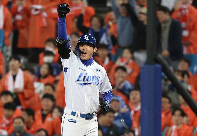22일 대구 삼성라이온즈파크에서 열린 한화와 삼성의 플레이오프 4차전에서 삼성 구자욱이 6회 1타점 적시타를 친 다음 환호하고 있다. 연합뉴스