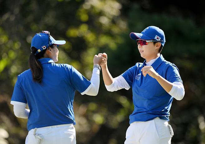 김효주(오른쪽)가 23일 경기도 고양시 뉴코리아CC에서 열린 미국여자프로골프(LPGA) 투어 국가대항전 한화 라이프플러스 인터내셔널 크라운 첫날 스웨덴과의 포볼매치 3번홀에서 버디를 잡은 뒤 최혜진과 환호하고 있다.  ｜LPGA 제공