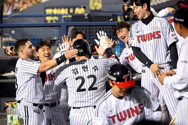 ▲ 한국시리즈 대비 마지막 청백전에서 홈런을 터트린 김현수.