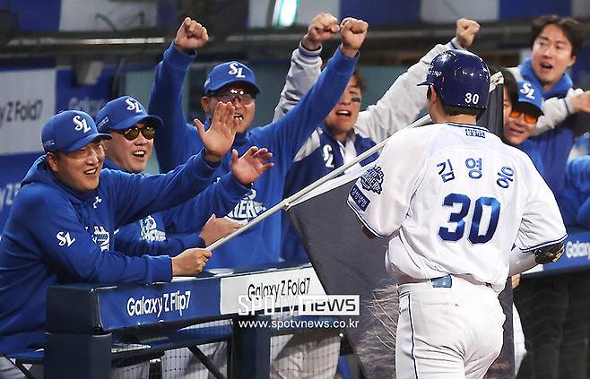 ▲ 헛스윙을 두려워하지 않고 적극적인 타격을 하는 김영웅의 성향은 삼성 PS 역사에 길이 남을 경기를 만들었다 ⓒ곽혜미 기자