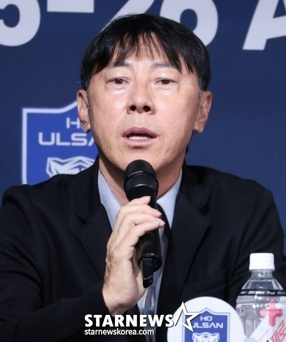 2025~2026시즌 ACL 참가 K리그 4개팀 미디어데이'가 4일 서울 신문로 축구회관 2층 다목적회의실에서 열렸다. 울산 신태용 감독이 기자들의 질문에 답하고 있다. /사진=김진경 대기자