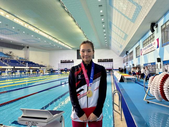 김서영이 접영 100m에서 우승 후 금메달을 목에 걸고 미소를 짓고 있다. /사진=올댓스포츠 제공