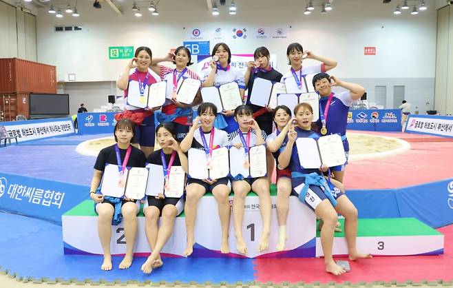 23일 부산광역시 해운대구 벡스코 제2전시장 5B홀에서 열린 '제106회 전국체육대회' 여자부 개인전에서 입상한 선수들이 다같이 기념사진을 찍고 있다. /사진=대한씨름협회 제공