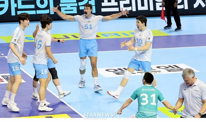 [한번에쓱]한전 3-1로 따돌리며 '승리자축하는 대한항공 선수들'