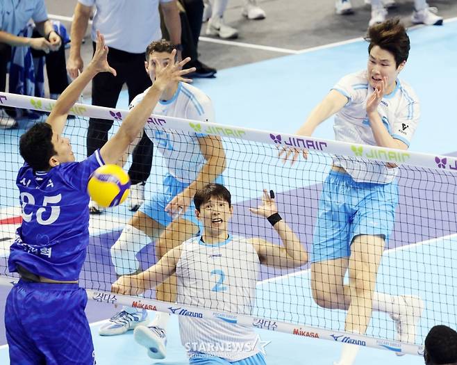 [한번에쓱]한전 3-1로 따돌리며 '승리자축하는 대한항공 선수들'