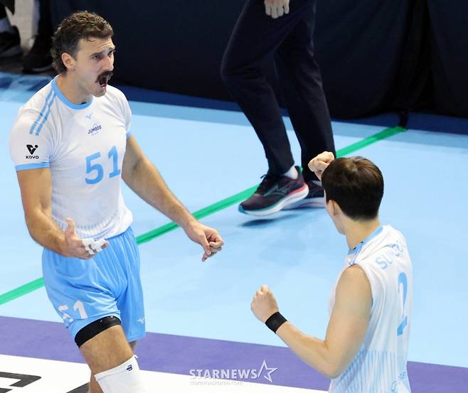 [한번에쓱]한전 3-1로 따돌리며 '승리자축하는 대한항공 선수들'