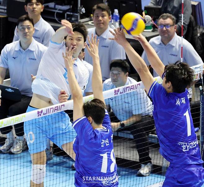 [한번에쓱]한전 3-1로 따돌리며 '승리자축하는 대한항공 선수들'