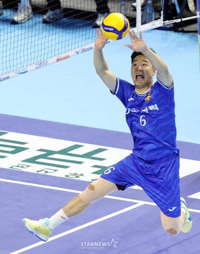 한국전력 세터 하승우가 토스를 올리고 있다. /사진=강영조 선임기자