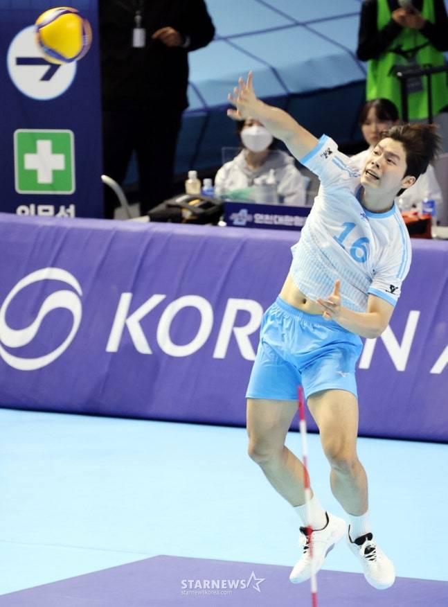 정한용이 스파이크 서브를 시도하고 있다. /사진=강영조 선임기자