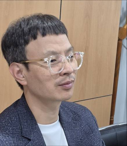 고아 청년들과 함께 연합뉴스와 인터뷰 중인 조윤환 고아권익연대 대표 [윤근영 기자 촬영]