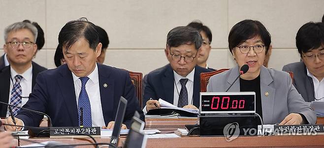 국회에서 답변하는 정은경 보건복지부 장관(회색 재킷) 정은경 보건복지부 장관이 2025년 10월 15일 서울 여의도 국회에서 열린 국회 보건복지위원회의 보건복지부, 질병관리청 등에 대한 국정감사에서 의원 질의에 답하고 있다. [연합뉴스 사진]