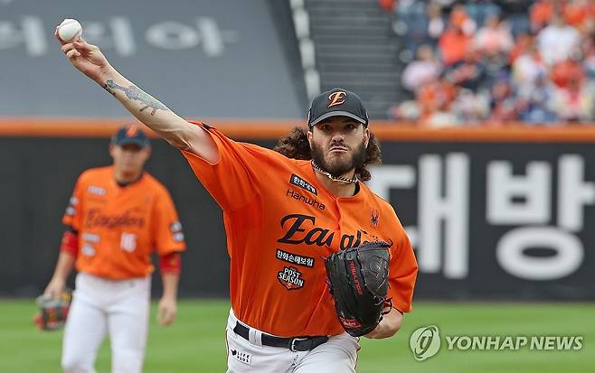 힘차게 공 던지는 폰세 (대전=연합뉴스) 김준범 기자 = 18일 대전 한화생명 볼파크에서 열린 2025 KBO 프로야구 포스트시즌 플레이오프 1차전 삼성 라이온즈와 한화 이글스의 경기. 1회초 한화 선발 폰세가 역투하고 있다. 2025.10.18 psykims@yna.co.kr