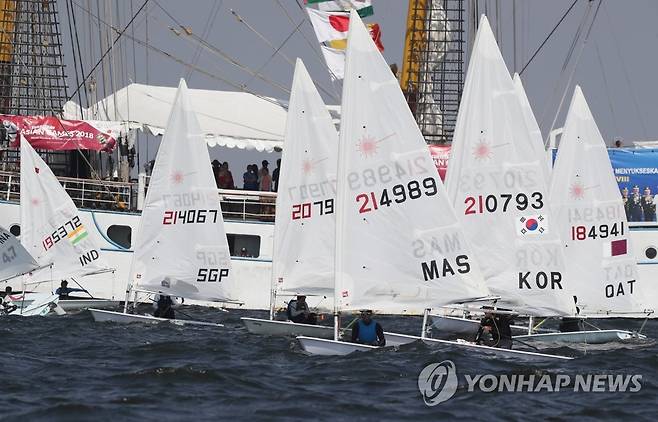 바다 위의 하지민 (자카르타=연합뉴스) 박동주 기자 = 31일 오후(현지시간) 인도네시아 자카르타 국립 요트센터 인근에서 열린 2018 자카르타-팔렘방 아시안게임 요트 남자 레이저 스탠다드에 출전한 한국 하지민(210793)이 출발신호를 기다리고 있다. 하지민은 이날 금메달을 획득, 아시안게임 3연패를 기록하며 한국 요트사를 새로 썼다. 2018.8.31 pdj6635@yna.co.kr