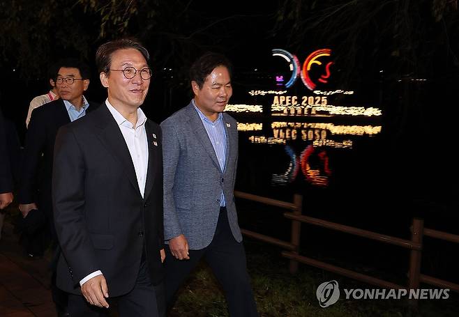 '빛의 향연' APEC 앞둔 경주의 밤 둘러보는 김민석 총리 (경주=연합뉴스) 배재만 기자 = 김민석 국무총리가 23일 경상북도 경주시 보문단지 일대의 야경을 둘러보고 있다. 2025.10.23 scoop@yna.co.kr