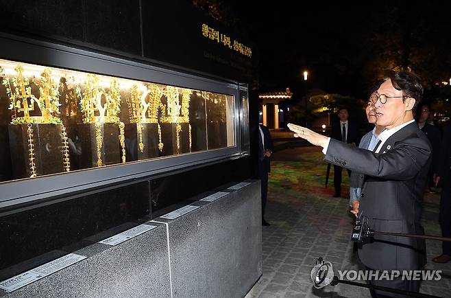'빛의 향연' 경주의 밤 둘러보는 김민석 총리 (경주=연합뉴스) 배재만 기자 = 김민석 국무총리가 23일 경상북도 경주시 보문단지 호반 광장에 설치된 신라시대의 금관 전시물을 살펴보고 있다. 2025.10.23 scoop@yna.co.kr