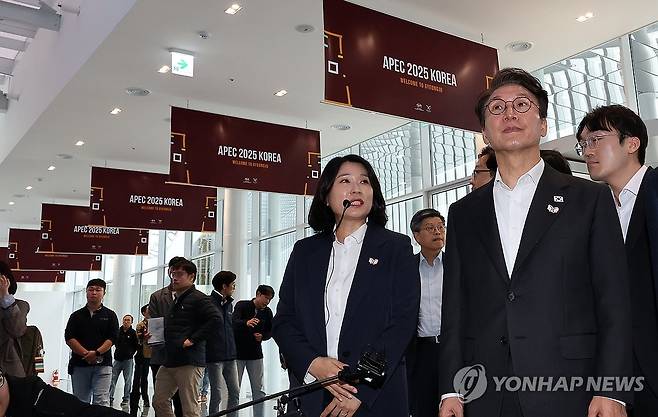 APEC 정상회의 경제 전시장 점검하는 김민석 총리 (경주=연합뉴스) 배재만 기자 = 김민석 국무총리가 23일 경상북도 경주시 엑스포공원에 마련된 APEC 정상회의 경제 전시장을 방문하고 있다. 2025.10.23 scoop@yna.co.kr