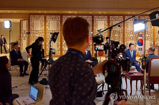 CNN과 인터뷰하는 이재명 대통령 (서울=연합뉴스) 대통령실은 이재명 대통령이 22일 용산 대통령실 자유홀에서 CNN과 인터뷰하는 모습을 23일 SNS에 공개했다. 2025.10.23 [이재명 대통령 SNS. 재판매 및 DB 금지] photo@yna.co.kr