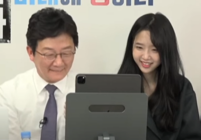 ▲ 유담씨가 4년 전 부친 유승민 전 국회의원이 운영하는 한 유튜브 채널에 출연한 모습. /유승민 TV 갈무리