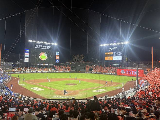 24일 대전 한화생명볼파크에서 열린 2025 KBO 프로야구 포스트시즌 플레이오프 5차전 삼성 라이온즈와 한화 이글스의 경기를 관람하며 관중들이 응원전을 펼치고 있다.(사진=심효준 기자)