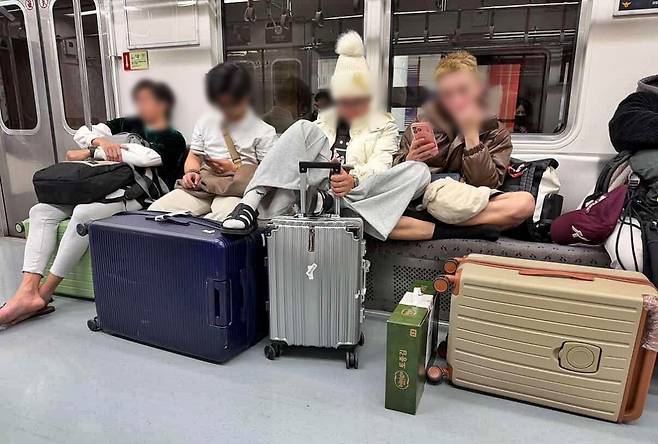 서울 5호선서 '좌석 다리 올리고 독차지' 등 민폐 논란