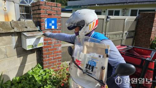 ◇원주 흥업면 사제리에서 우편을 배송중인 이범준(51) 무흥팀장.