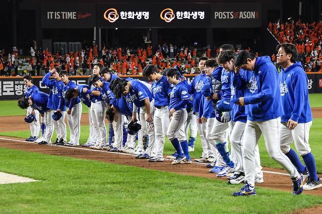삼성 선수단이 24일 대전 한화생명 볼파크에서 플레이오프 5차전을 마친 뒤 팬들에게 인사를 하고 있다. /삼성라이온즈 제공