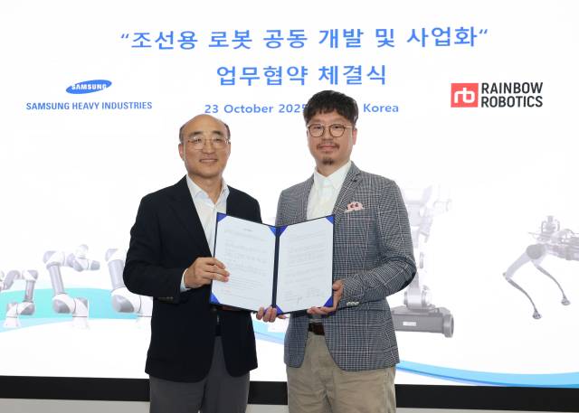 삼성중공업은 24일 국내 대표 로봇 전문 기업인 레인보우로보틱스와 ‘조선용 로봇 개발 및 사업화를 위한 업무협약’을 체결했다. 삼성중공업 김진모 부사장(왼쪽)과 레인보우로보틱스 이정호 대표이사가 MOU 서명 후 기념촬영을 하고 있다. 삼성중공업 제공