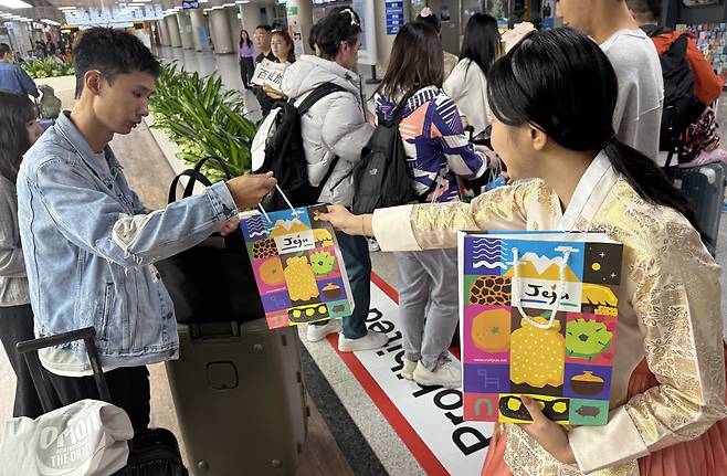 제주도와 제주관광공사는 24일 제주를 찾은 대만 방문객을 대상으로 환영 행사를 가졌다. / 사진=제주도