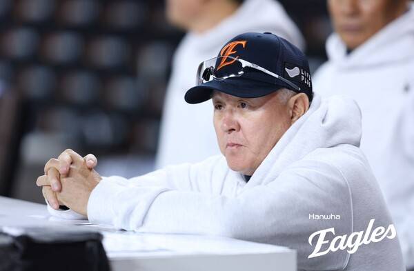 김경문 감독이 24일 PO 5차전을 지켜보고 있다. (사진=한화)
