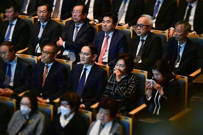 이재용 삼성전자 회장과 홍라희 전 삼성미술관 리움 관장, 이서현 삼성복지재단 이사장이 지난 20일 경기도 용인 삼성전자 인재개발원 콘서트홀에서 열린 '이건희 선대회장 5주기 추모 음악회'에 참석해 있다./사진=삼성전자