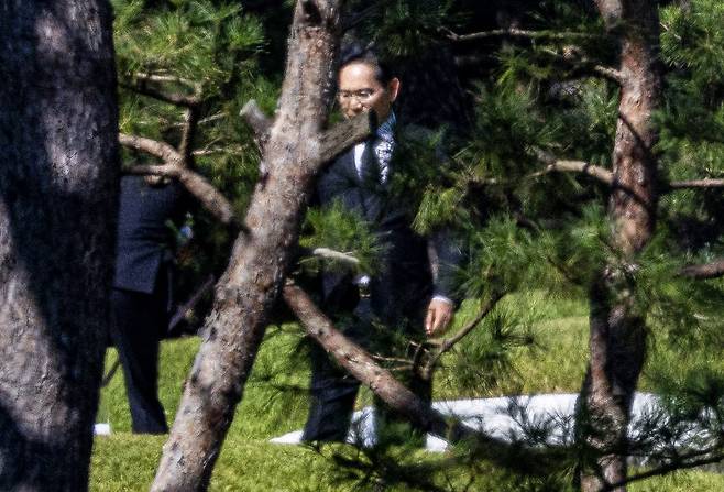 경기도 수원 선영에서 고(故) 이건희 삼성 선대회장 5주기 추도식에 참석하고 있는 이재용 삼성전자 회장.(사진출처 : 뉴시스)