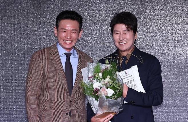 배우 송강호가 23일 서울 강덕구 고덕동 스테이지28에서 열린 제15회 아름다운예술인상 시상식에서 박찬욱 감독의 영화예술인 부문을 대리수상한 후 시상자 황정민과 기념촬영을 하고 있다.(사진=뉴스1)