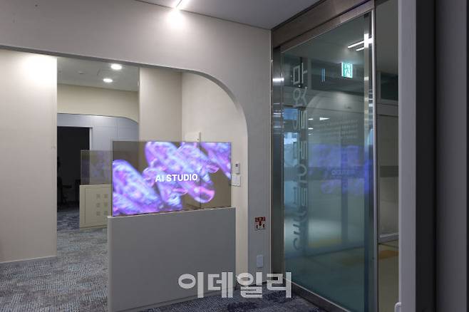 경기도서관 지하 1층에 마련된 ‘AI 스튜디오’ 비싼 구독료로 이용이 부담스러운 생성형 AI 프로그램들을 사용할 수 있다.(사진=경기도)
