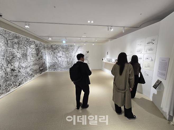 경기도서관에서 준비 중인 김영화 화백 기획전시 ‘북받친밭 이야기’. 제주 4·3사건을 주제로 200일간 130개의 붓펜을 사용해 높이 2.7m, 너비 17m의 대작을 완성했다.(사진=황영민 기자)
