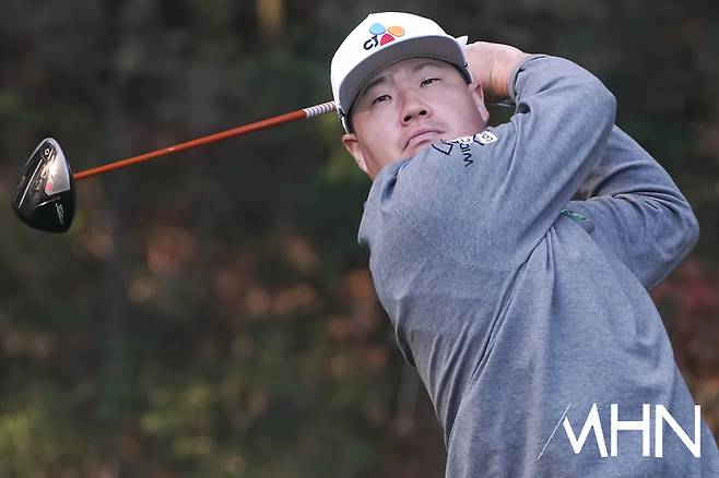 임성재가 24일 열린 제네시스 챔피언십 2라운드에서 샷을 하고 있다.