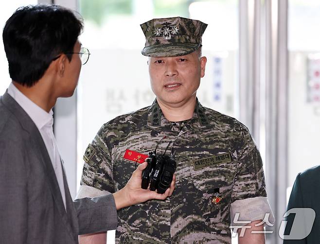박정훈 해병대수사단장이 27일 오전 서울 서초구 '순직 해병 특검'(이명현 특별검사) 사무실에서 4차 참고인 조사를 받기 위해 출석하며 취재진의 물음에 답하고 있다. 2025.8.27/뉴스1 ⓒ News1 구윤성 기자