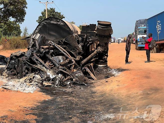 나이지리아 북부의 한 도로에서 연료탱크가 폭발해 대형 인명 피해가 발생했다. 로이터통신, 현지 언론 등에 따르면 21일(현지시간) 오전11시께 나이지리아 북부 니제르주를 지나던 석유 수송 탱크로리 차량이 폭발해 최소 35명이 숨지고 46명이 다쳤다. 연료를 싣고 달리던 트럭이 도로 위에서 미끄러져 전복됐고 차량에서 흘러나온 휘발유를 퍼담기 위해 주민 수십 명이 몰려든 순간 폭발이 일어났다. 현장은 순식간에 불길에 휩싸였고, 화염에 탄 차량과 시신이 다수 발견됐다. ⓒ 로이터=뉴스1 ⓒ News1 이민서 기자
