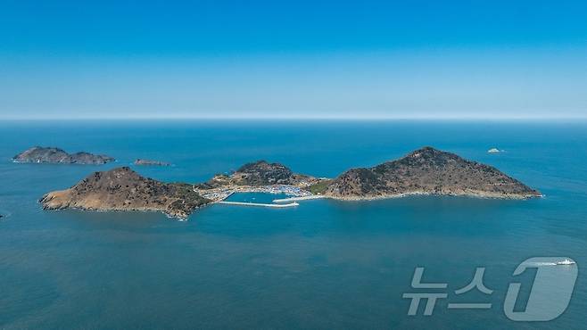 충남 보령 외연도는 충남 최서단에 있는 신비로운 섬이다. 천연기념물로 지정된 상록수림과 풍어당제의 전통이 살아 있는 곳이다. (보령시 제공. 재판매 및 DB금지)2025.8.13/뉴스1